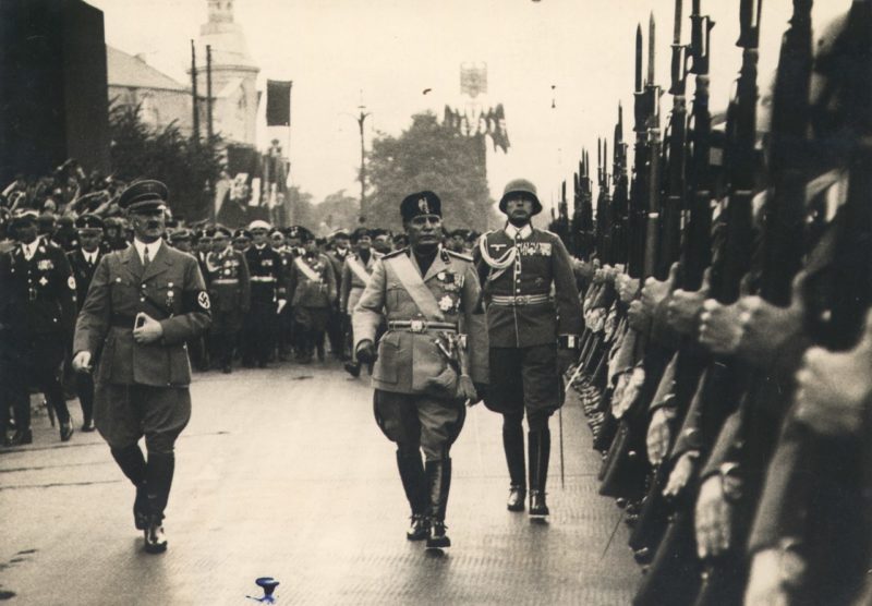 Бенито Муссолини и Адольф Гитлер. Берлин, 1939 г.