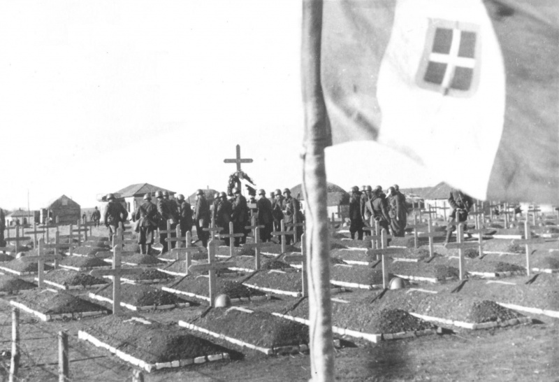 Похороны итальянских солдат в селе Филоново Воронежской области. Сентябрь 1942 г. 