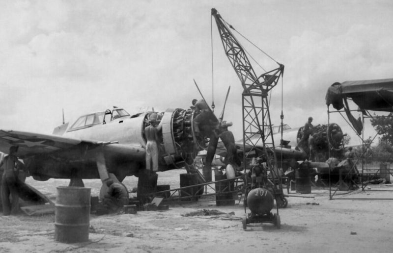 Ремонт самолета на авиабазе 201-й эскадрильи. 1945 г.