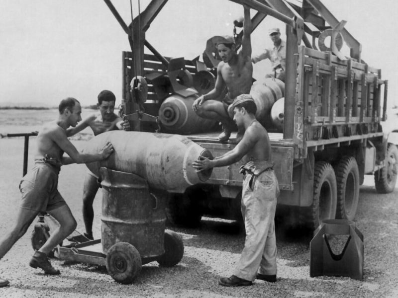 Доставка бомб к самолетам. 1945 г.