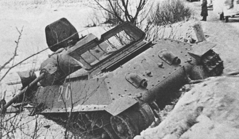 Подбитый танк на Можайском направлении. Январь 1942 г.