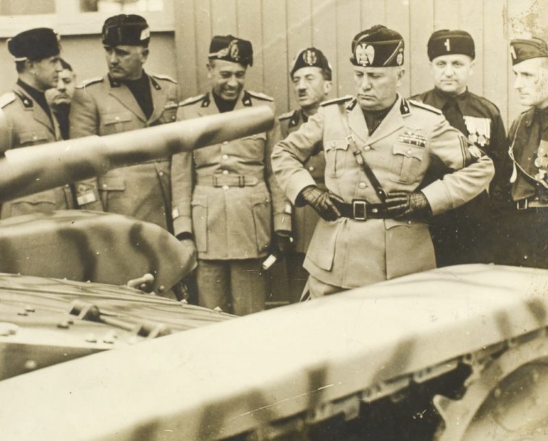 Бенито Муссолини на осмотре бронетехники. 1939 г.