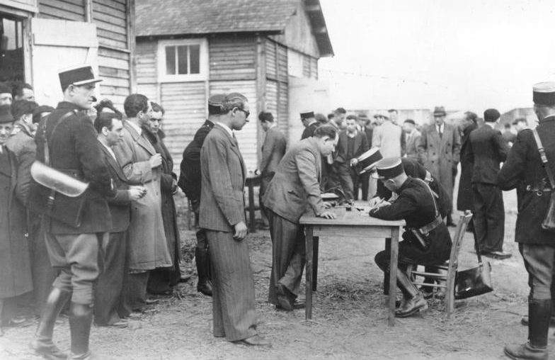 Регистрация вновь прибывших евреев в лагерь Луары. Август 1941 г.