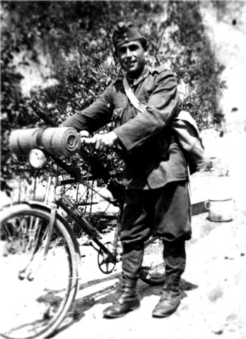 Венгерский велосипедист во время битвы за Торду. 1944 г. 