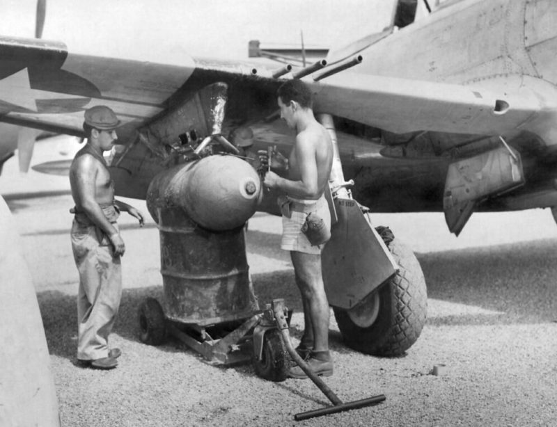 Подвеска бомб на самолет на авиабазе 201-й эскадрильи. 1945 г.