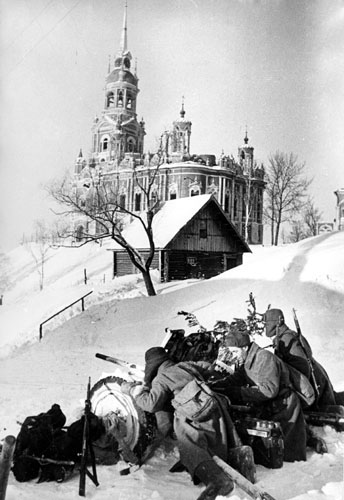Орудийная позиция у Ново-Никольского собора. 20 января 1942 г. 