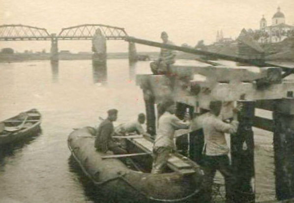 Немцы строят наплавной мост. 1941 г. Июль 1941 г.