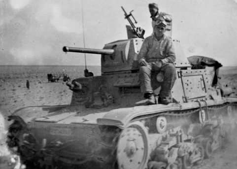Экипаж танка в ливийской пустыне Северной Африки. 1942 г.