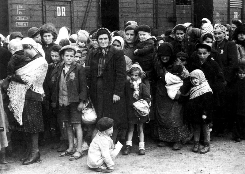 Венгерские евреи, депортированные в концлагерь Освенцим. Май 1944 г.