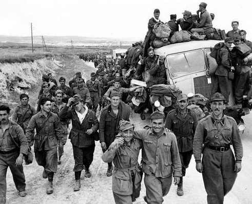 Итальянские заключенные, захваченные союзниками в Тунисе. 1942 г.