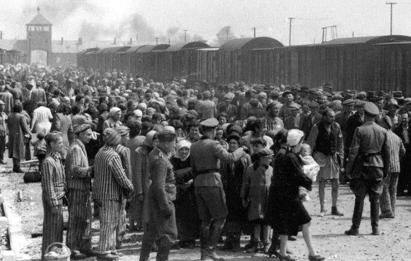Венгерские евреи, депортированные в концлагерь Освенцим. Май 1944 г.