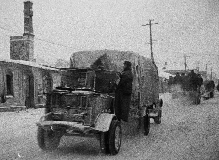Колонна грузовиков движется по улице освобожденного Можайска. 20 января 1942 г.