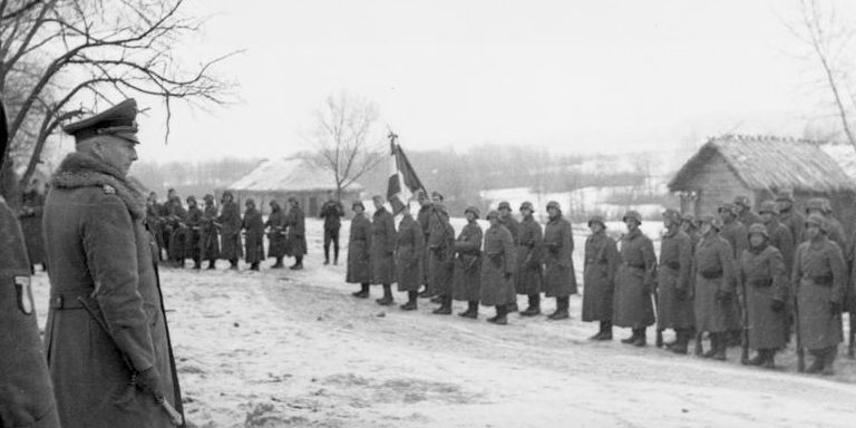 Солдаты 638-го французского добровольческого полка со знаменем под Москвой. Ноябрь 1941 г. 