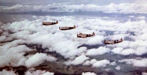 Строй истребителей 201-й эскадрильи над Филиппинами. 1945 г.
