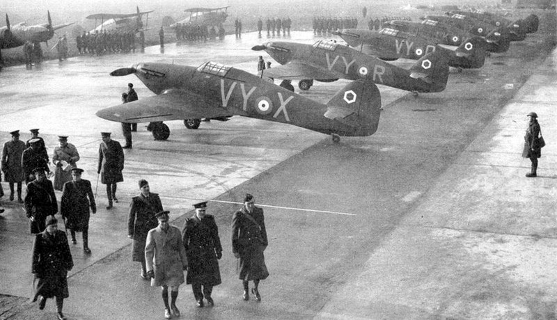 Английский король Георг VI инспектирует 85-ю эскадрилью во Франции. 1939 г. 