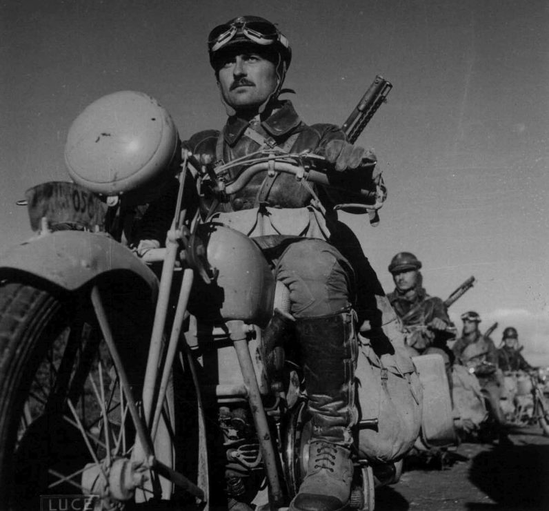 Итальянские мотоциклисты на марше в Восточной Африке. 1942 г. 