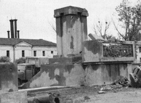 Разрушенный памятник Ленину. Август 1941 г.