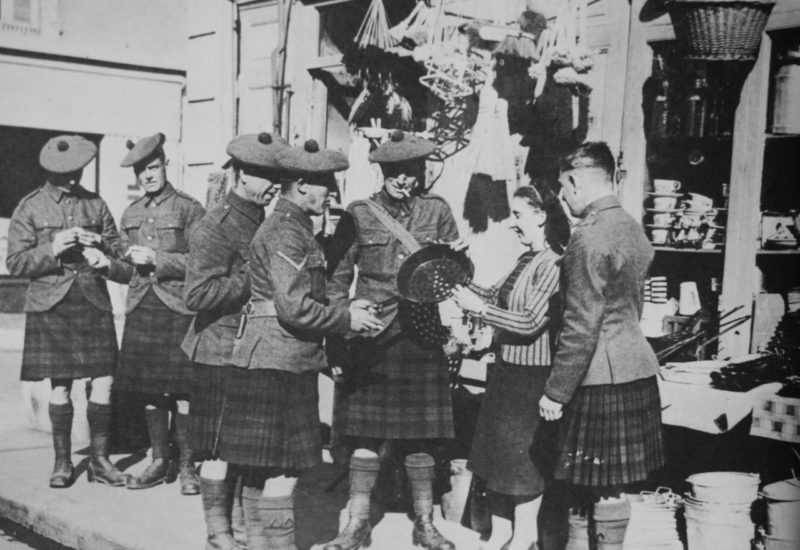 Солдаты полка шотландских горцев «Black Watch» покупают посуду у французской женщины. Октябрь 1939 г.