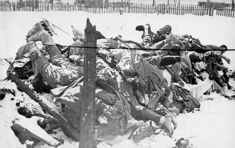 Горы замерших трупов немецких солдат в «котле» ожидают весны. Февраль 1942 г.