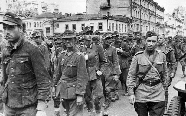 Колонны пленных немцев на улицах Киева. 