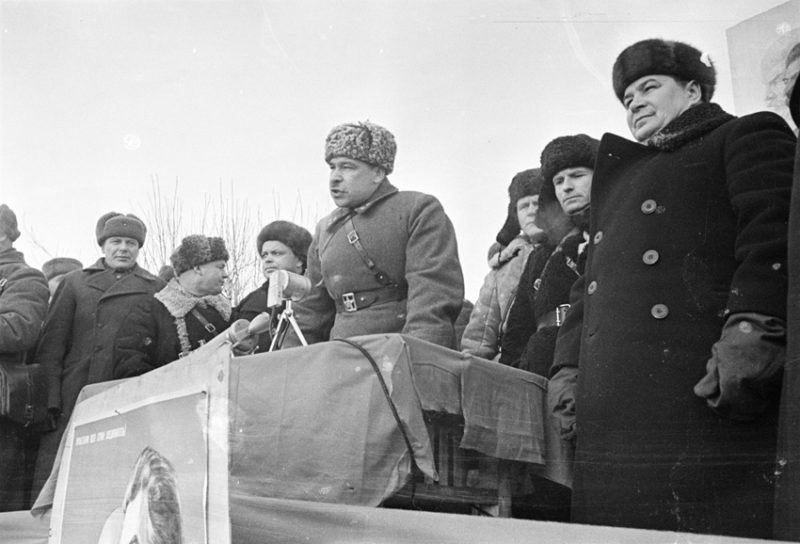 Митинг по случаю освобождения города. Январь 1942 г.