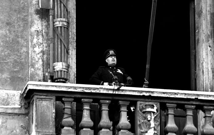Бенито Муссолини с балкона Палаццо Венеция объявляет о начале войны с Францией. Рим, 10 июня 1940 г.