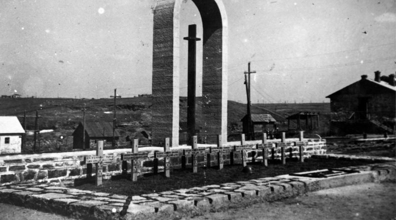 Итальянское кладбище на Шахтерской площади в оккупированном Сталино. 1942 г. 