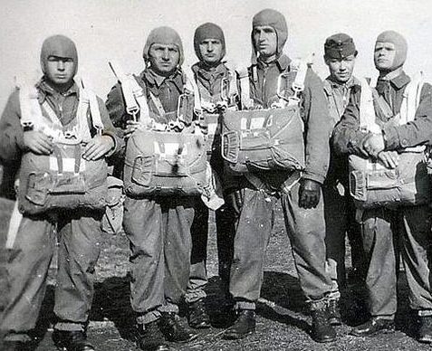 Венгерские десантники перед вылетом в Югославию. 10 апреля 1941 г.