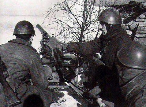 Расчет противотанкового орудия у реки Дон. Зима 1942 г.