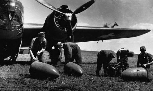 Венгерский бомбардировщик и экипаж перед вылетом в Югославию. 10 апреля 1941 г.