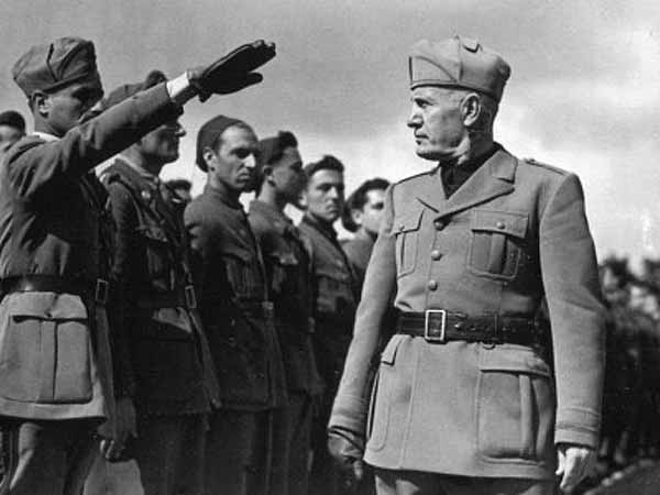 Бенито Муссолини осматривает войска. 1940 г. 