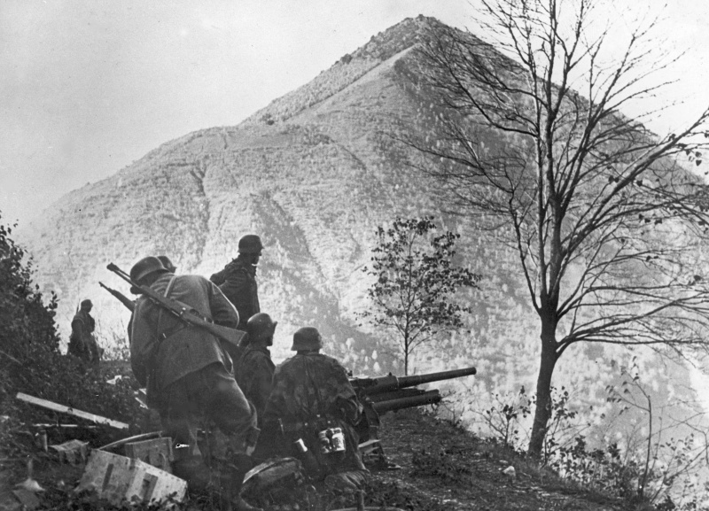 Солдаты СС ведут обстрел укреплений итальянских партизан в горах. Декабрь 1942 г. 