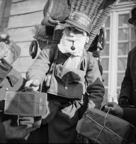Французский солдат в роли Санта-Клауса, раздает рождественские подарки. 25 декабря 1939 г.