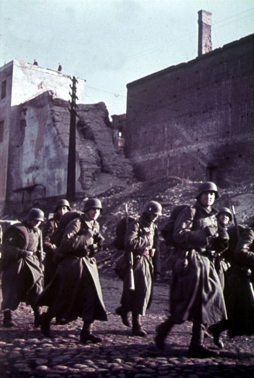 Солдаты «Легиона французских добровольцев против большевизма» в захваченном советском городе. 1941 г.