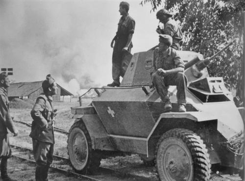 Венгерские солдаты у бронеавтомобиля Csaba. Апрель 1941 г. 