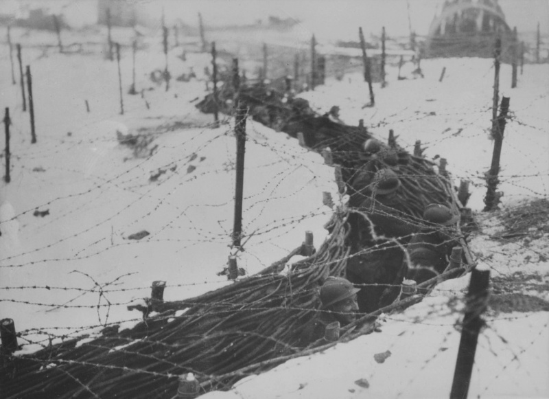 Французские пехотинцы в окопе на Западном фронте. Январь 1940 г. 