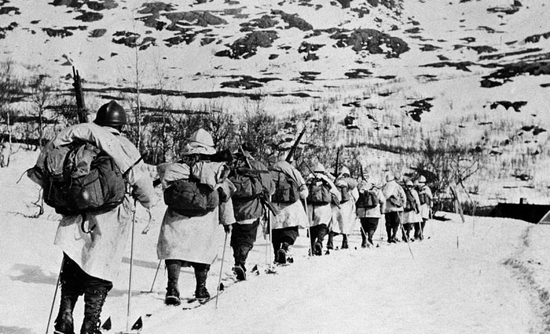 Французское лыжное подразделение во время патрулирования в районе Нарвика. Январь 1940 г.