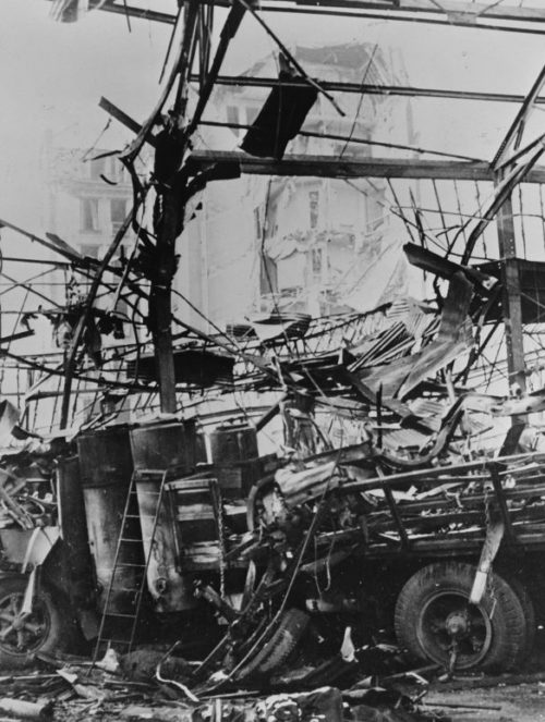 Руины цеха завода Рено в Париже, разрушенного после налета британской авиации. Март 1942 г.