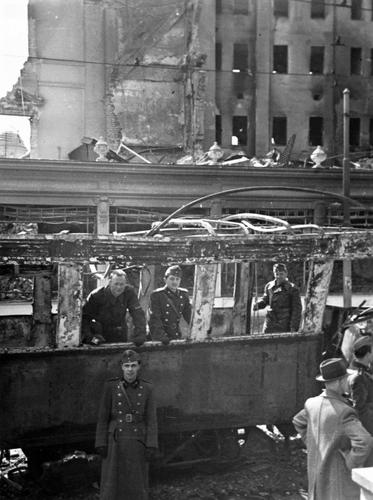 Офицеры венгерской армии у сгоревшего автомобиля в Белграде. Югославия, апрель 1941 г. 