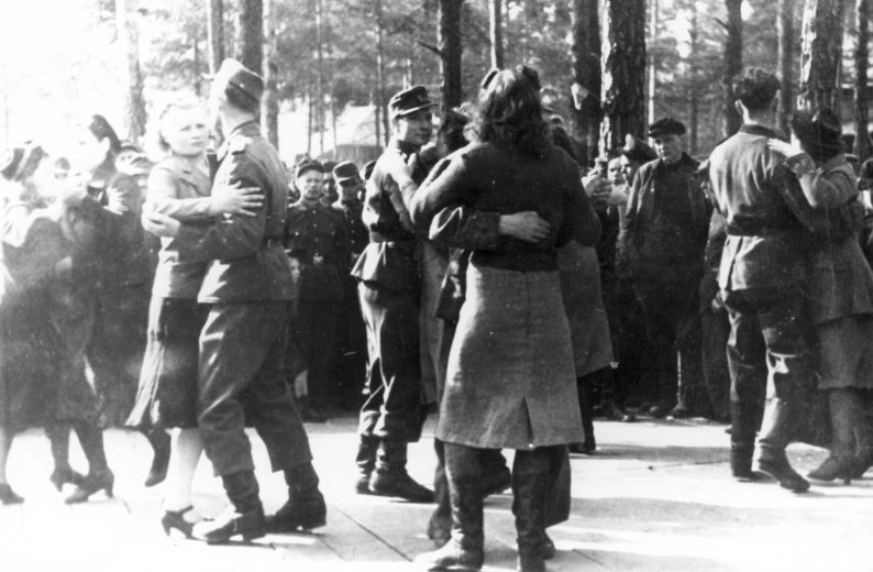 Немецкие солдаты танцуют с местными девушками в оккупированном Полоцке. 1943 г.