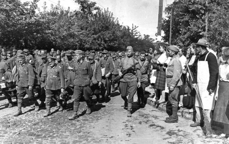 Киевляне рассматривают пленных немцев.