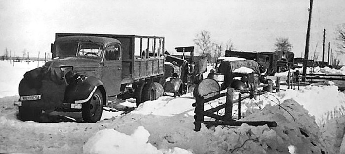 Разбитая немецкая автоколонна. Февраль 1942 г.