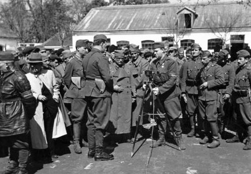Венгерский военный корреспондент беседует с югославскими войсками. Югославия, апрель 1941 г.