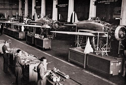 Линия сборки истребителей на заводе Breda в Сесто Сан Джованни. Июнь 1940 г.