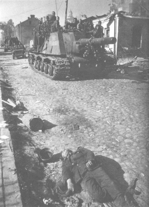 Советские танки входят в город. 4 июля 1944 г.