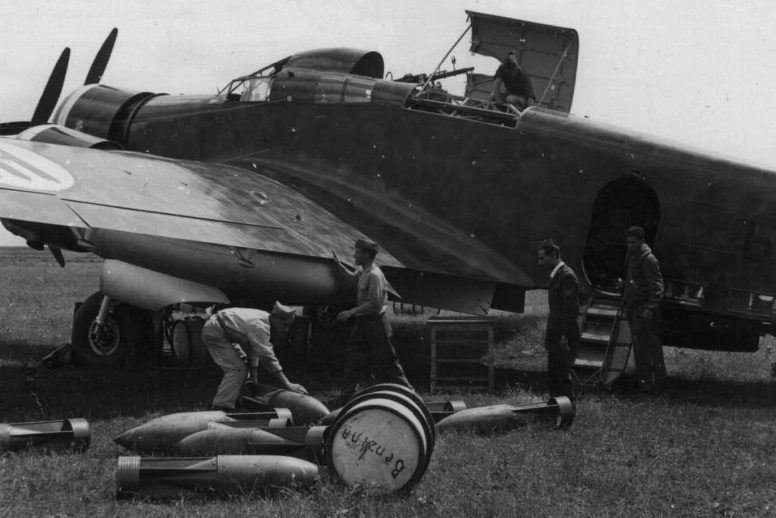 Загрузка бомб в итальянский бомбардировщик SM.79 «Sparviero». Июнь 1940 г. 