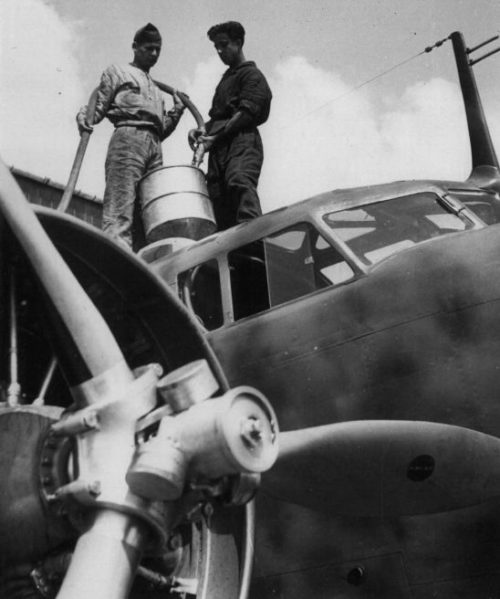 Заправка итальянского бомбардировщика Fiat BR.20 «Cicogna». Июнь 1940 г.