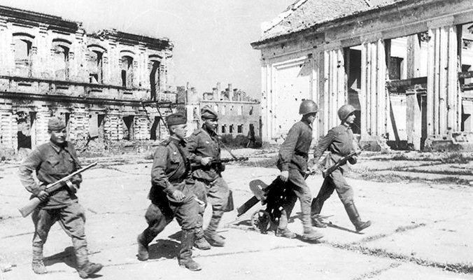 Солдаты 1-го Прибалтийского фронта в освобождённом Полоцке. Июль 1944 г.