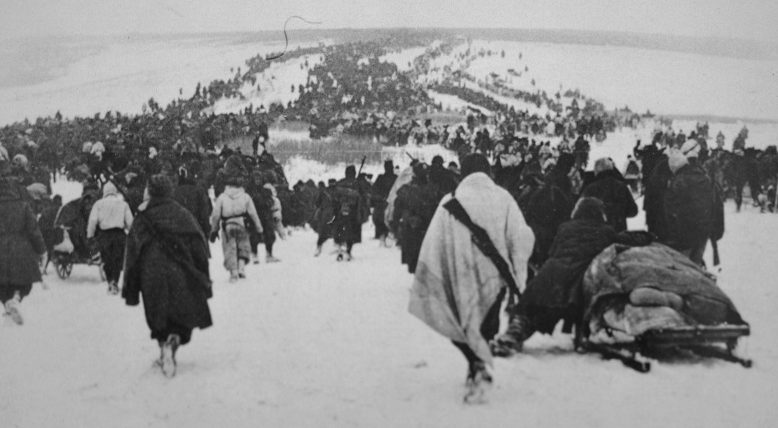 Колонны отступающих итальянских войск под Сталинградом. Январь 1943 г. 
