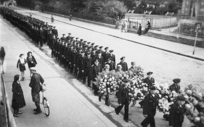 Похоронная процессия немецких моряков и солдат на улице французского города Дьепп. Август 1942 г. 